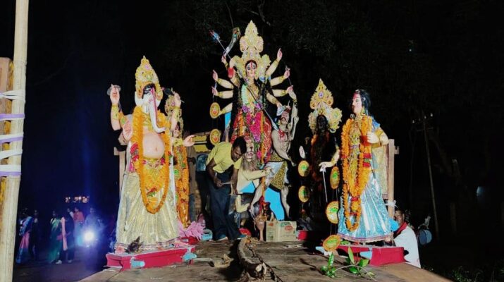 गाजे बाजे एवं आतिशबाज़ी के साथ मां दुर्गा प्रतिमा का कारो नदी में विसर्जन 9454