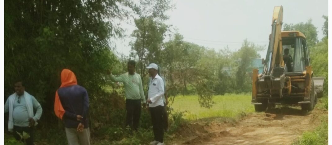 पथ निर्माण विवादित स्थल सुलझाने पहुंचे अंचल कार्यालय के अधिकारी