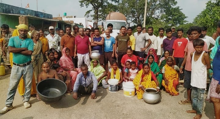 पेयजल को तरस रहे आक्रोशित ग्रामीणों ने किया सड़क जाम