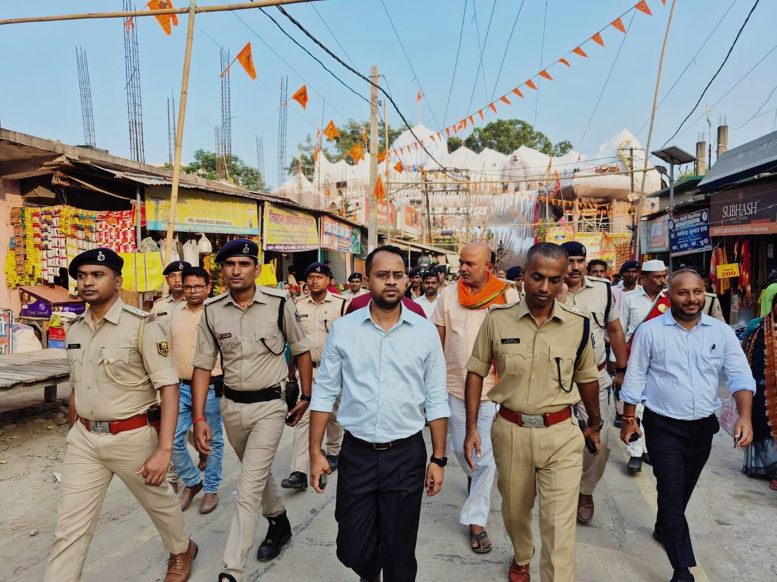 दुर्गापूजा पर सुरक्षा के पुख्ता इंतजाम: डीएम-एसएसपी ने किया पंडालों का निरीक्षण